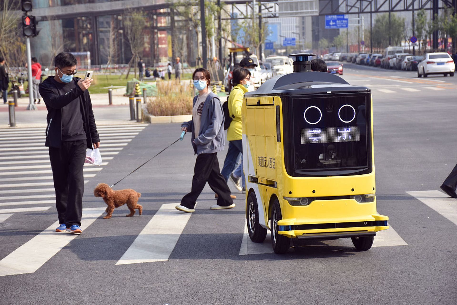 【首个无人配送车测试场地落户亦庄】近日,北京市经信局公布两处无人