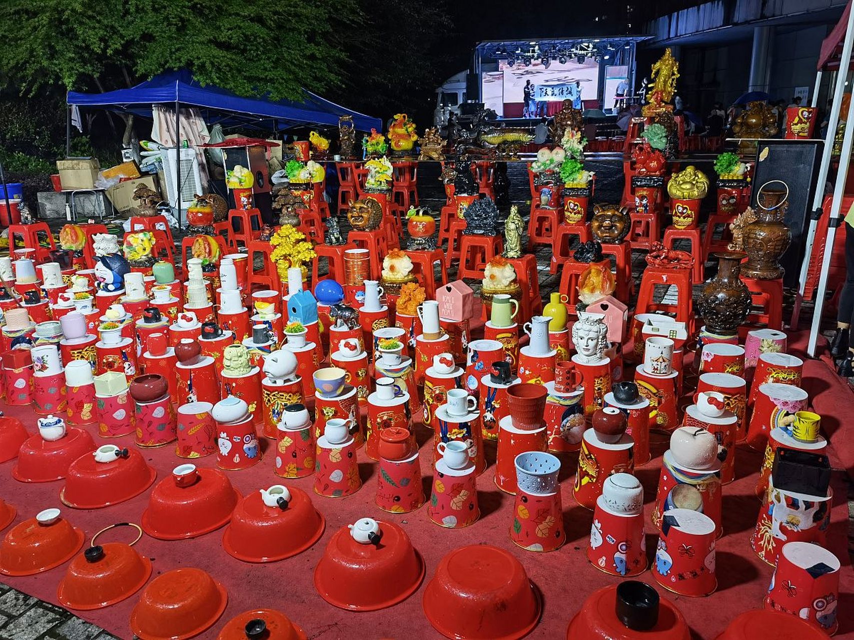 男子花3000元套圈套中2辆小汽车!