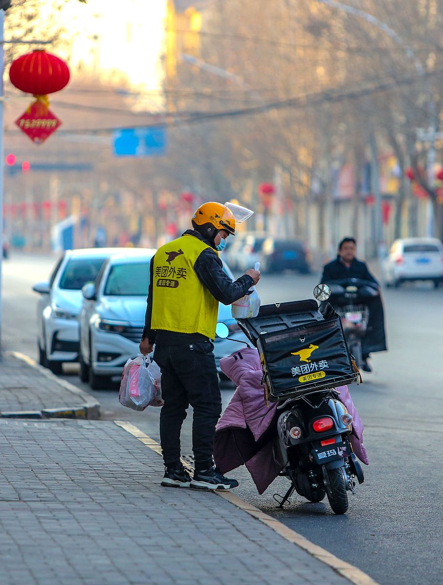 疫情中的外卖小哥素材图片