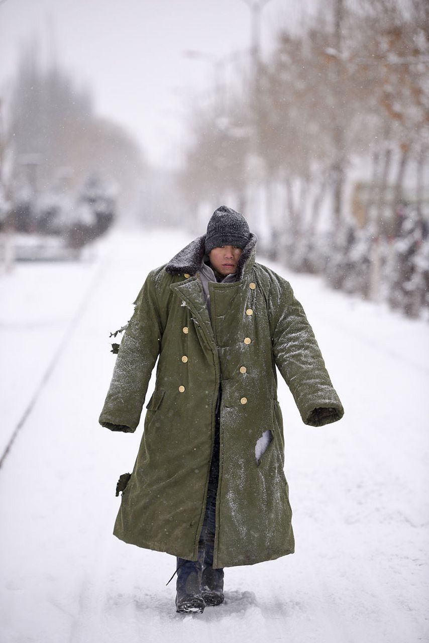 随着羽绒服价格攀升,年轻人重新穿起军大衣,花棉袄,寻找性价比高的