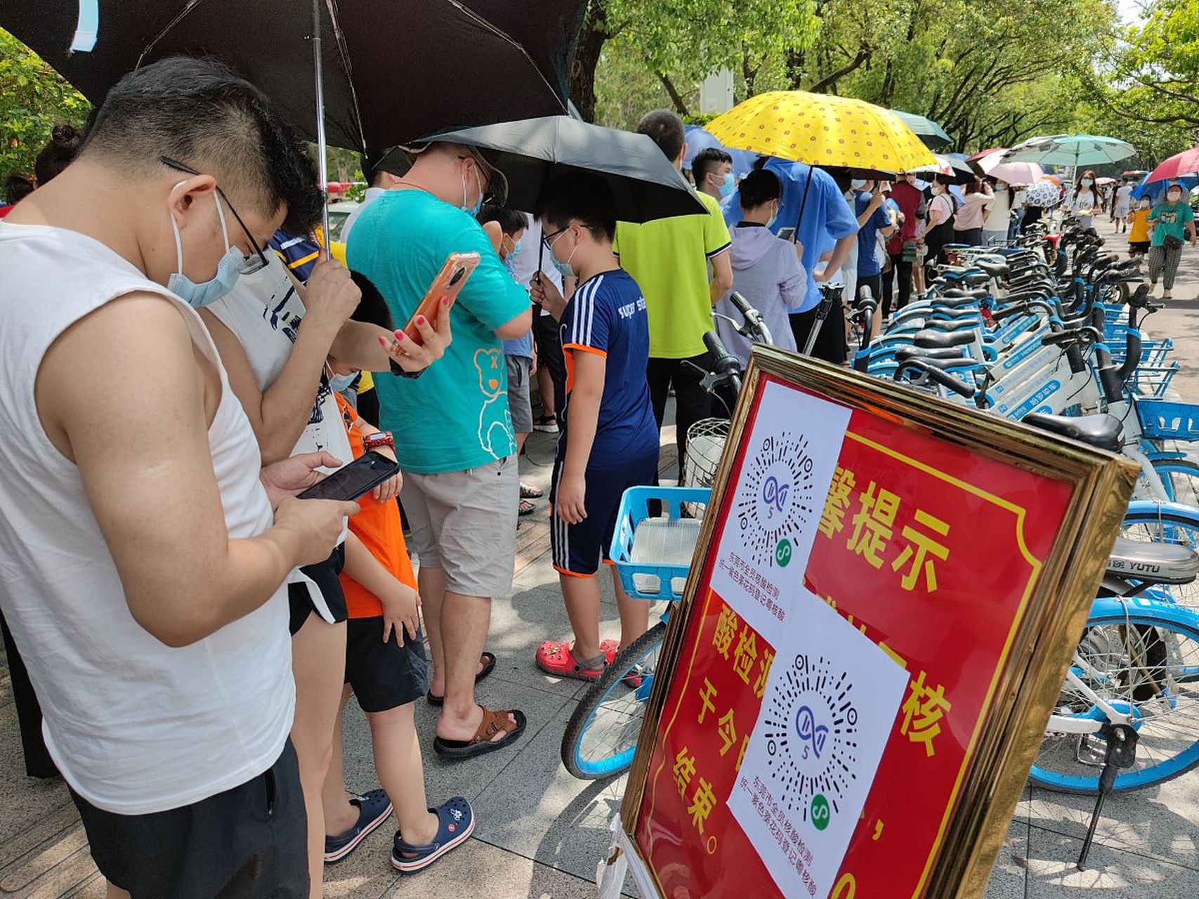 兰州辟谣"美食街出入要扫码测体温":场所码是去年使用的,现可随意出入