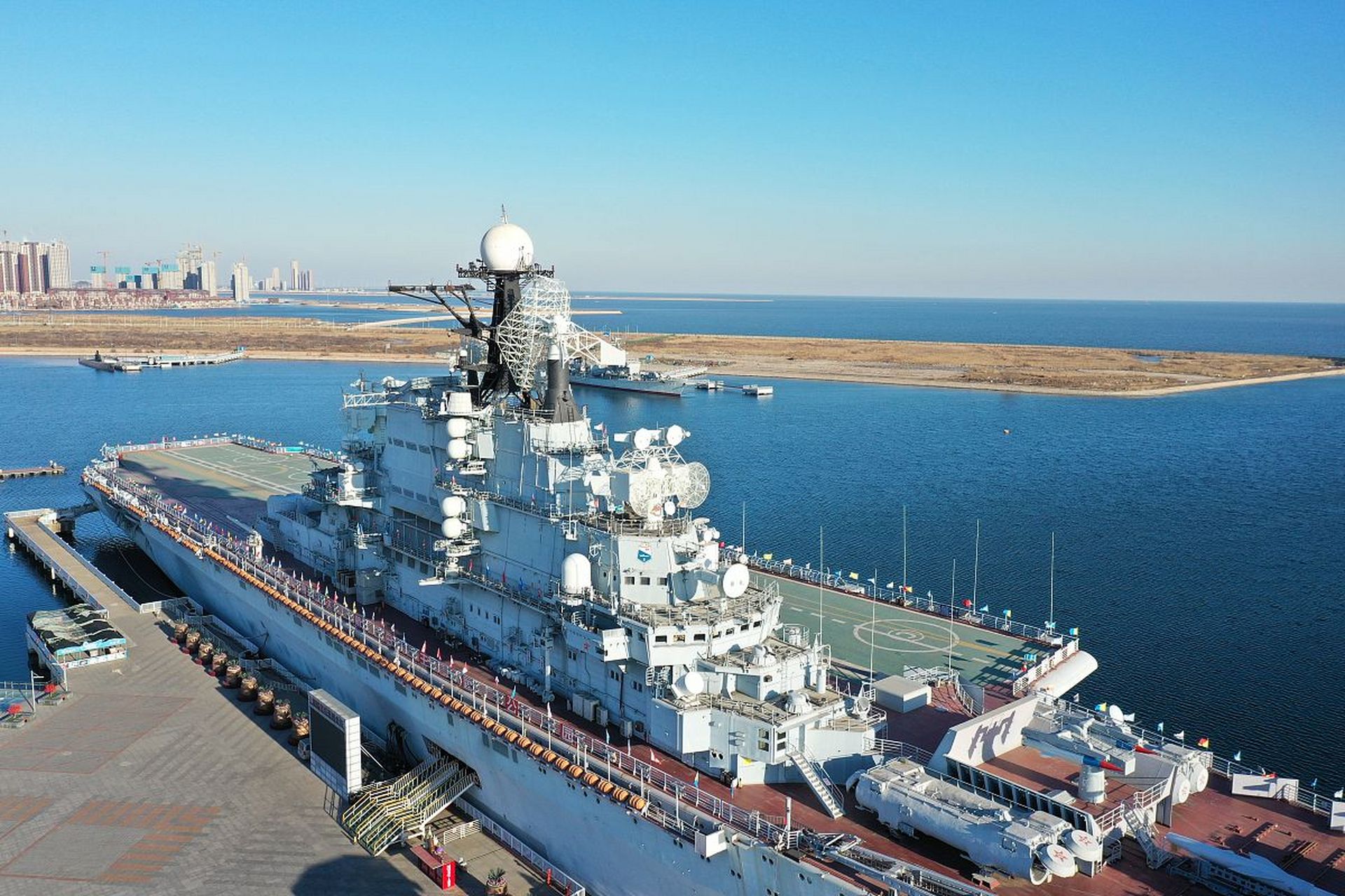 很多人说这个想法不切实际,就连美国也没有研究双体航母,但美国没