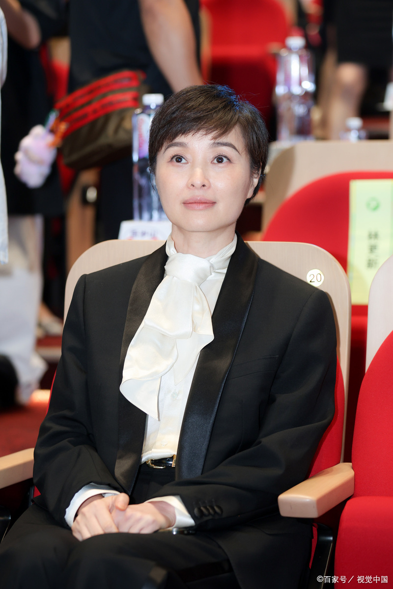 演员吴越逛菜市场#,哇,这个吴越确实大多数人可能不认识,但也是一个