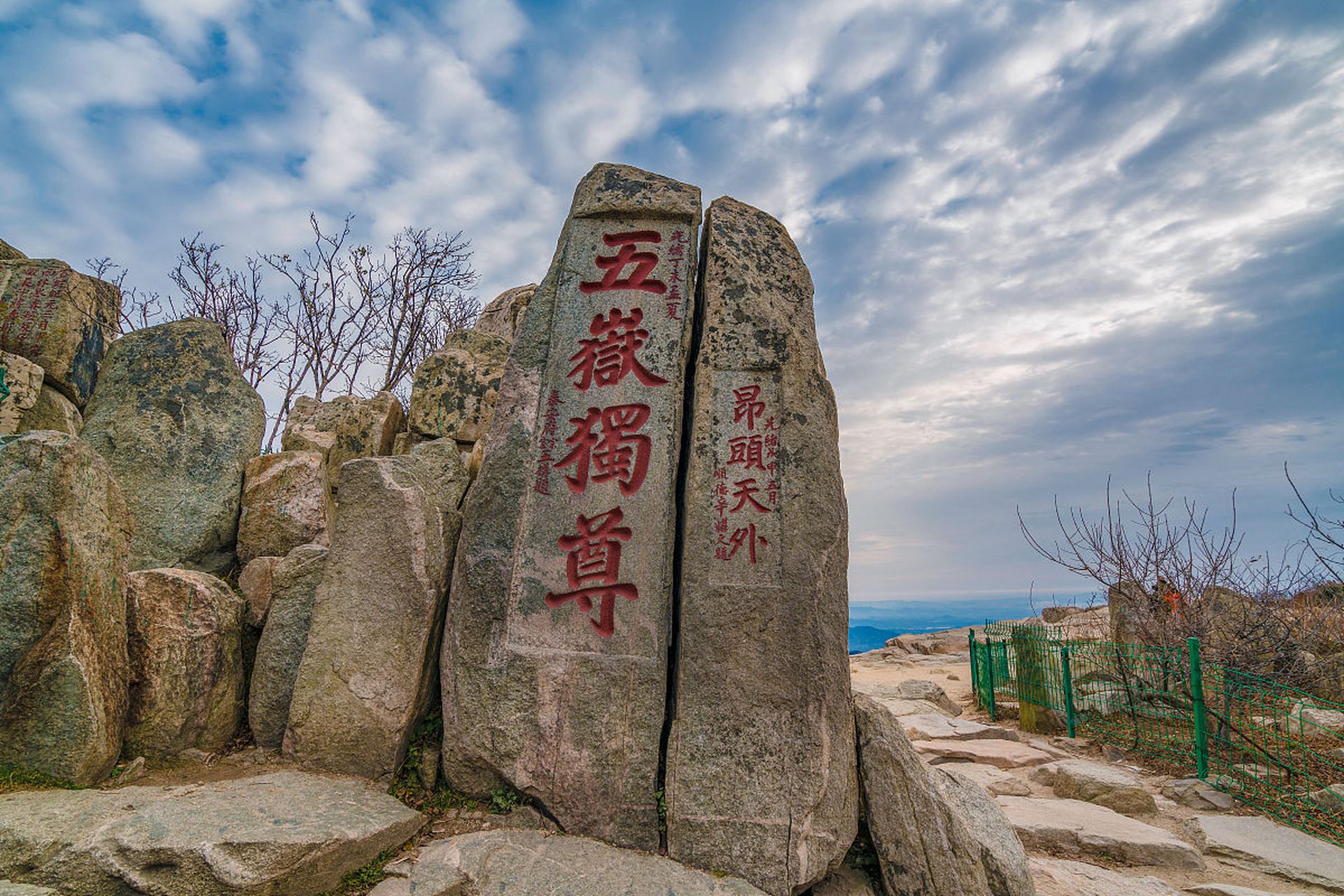 泰山为五岳之首,泰山之所以有这么高的地位,不仅是因为这里的自然景观