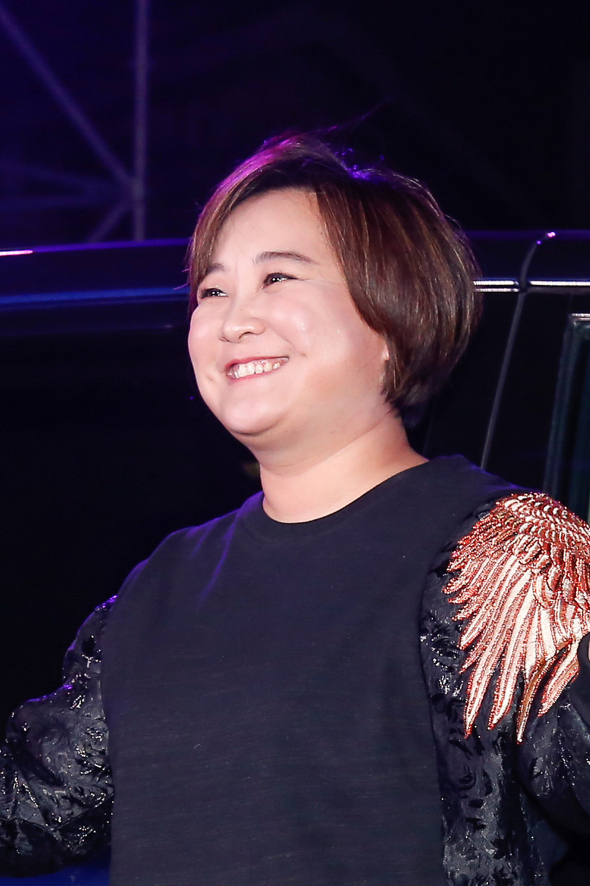 贾玲在拍摄自导自演的电影热辣滚烫时直接减肥超过100斤,超出了很多业