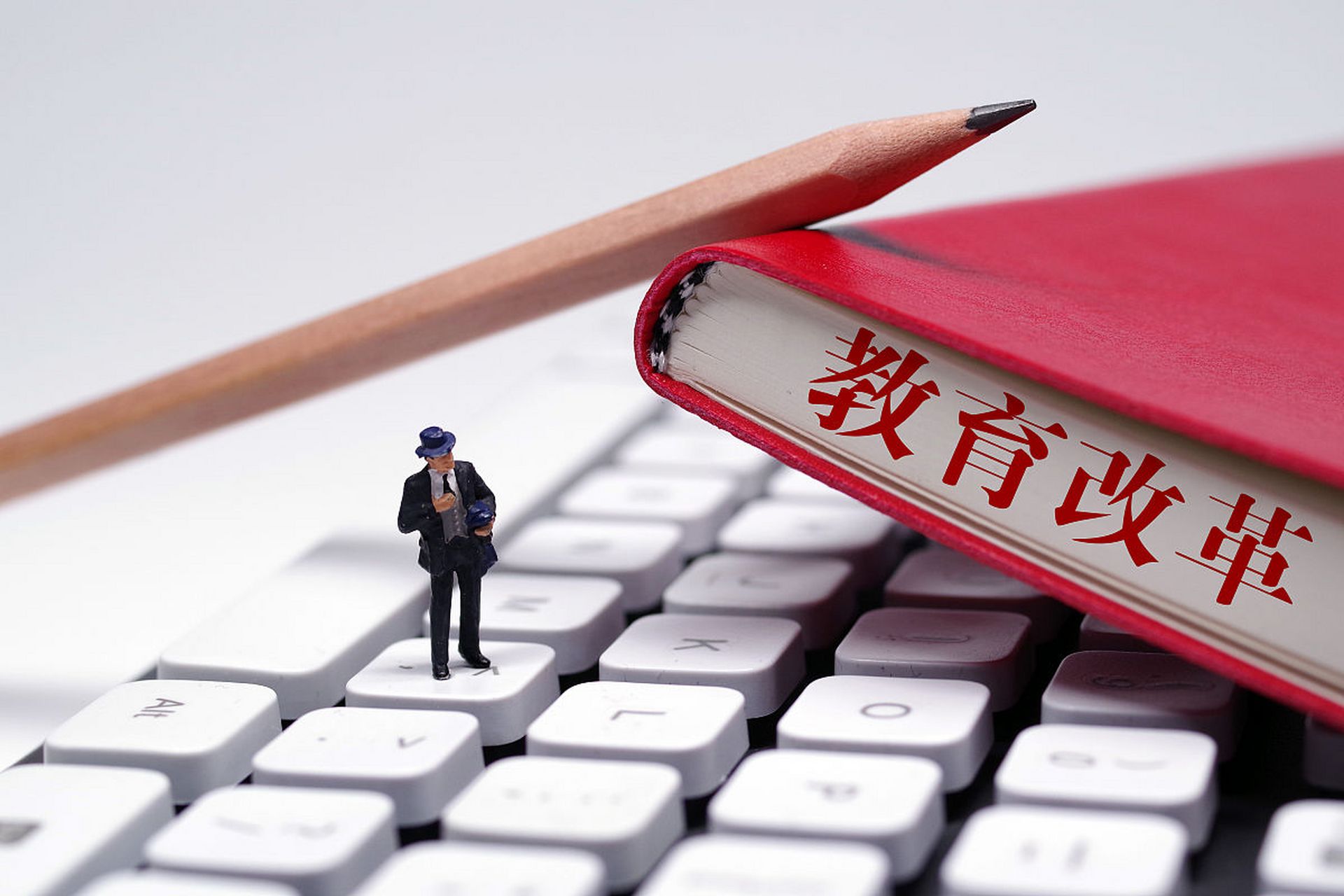 作为一名多年从事教育行业的资深人士,我将努力提供教育行业的新观点