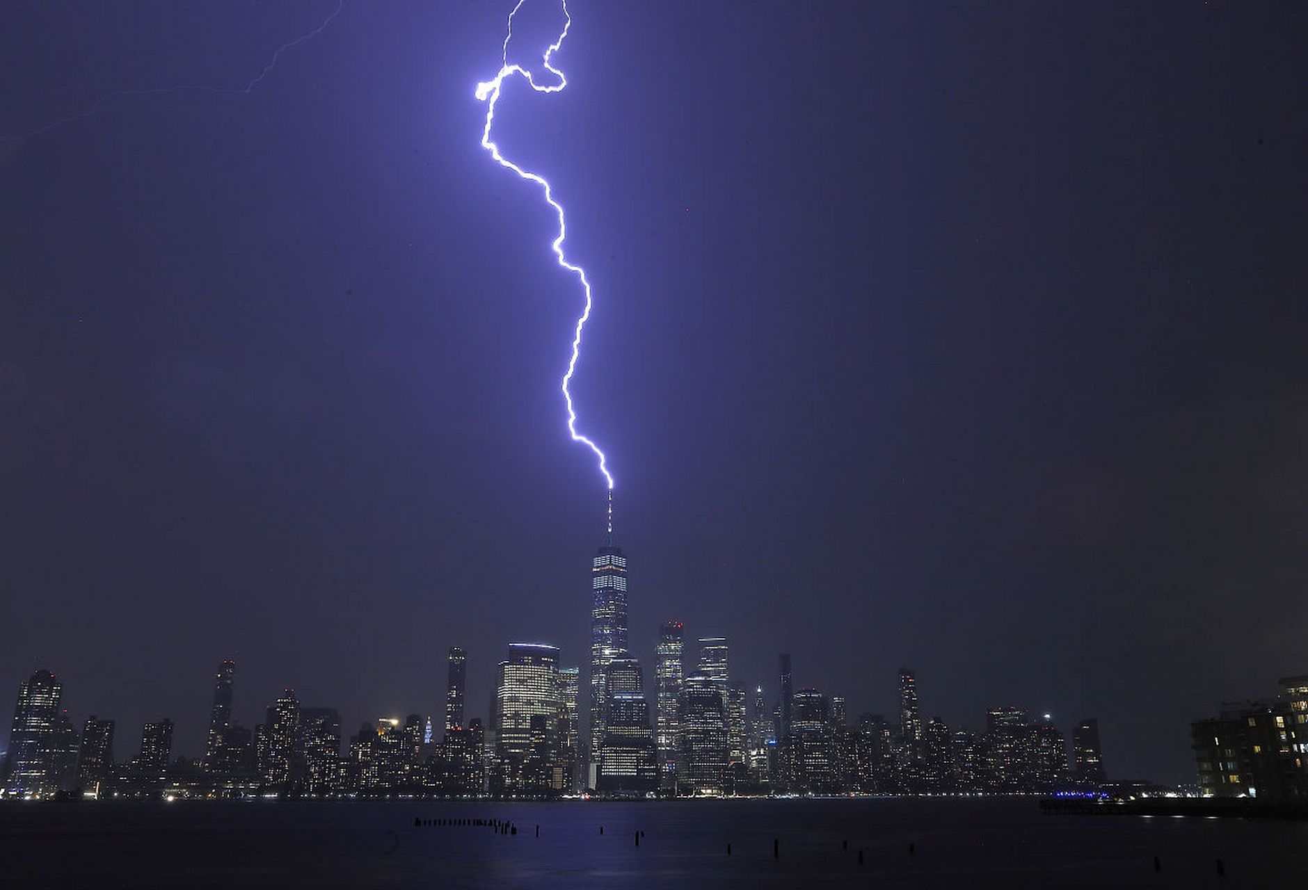 近日,强龙卷风,雷暴等极端天气席卷美国中西部和南部地区多州,造成