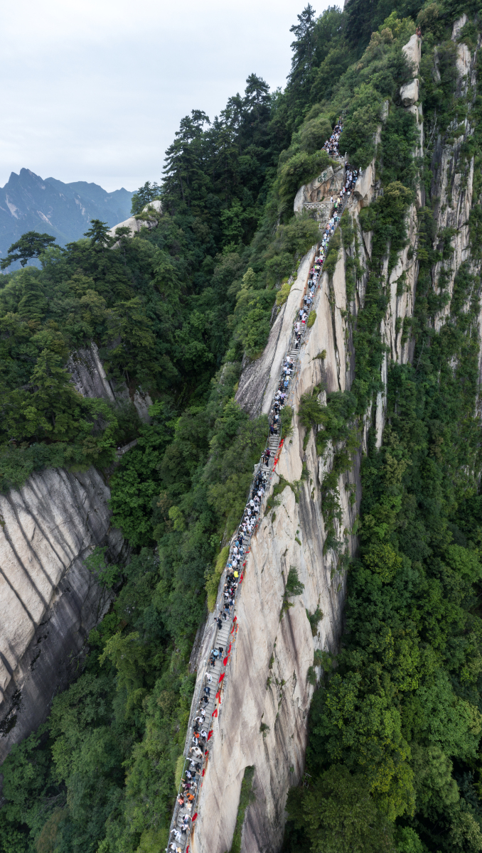 华山登顶:穿越历史,征服险峰,感受自然之美