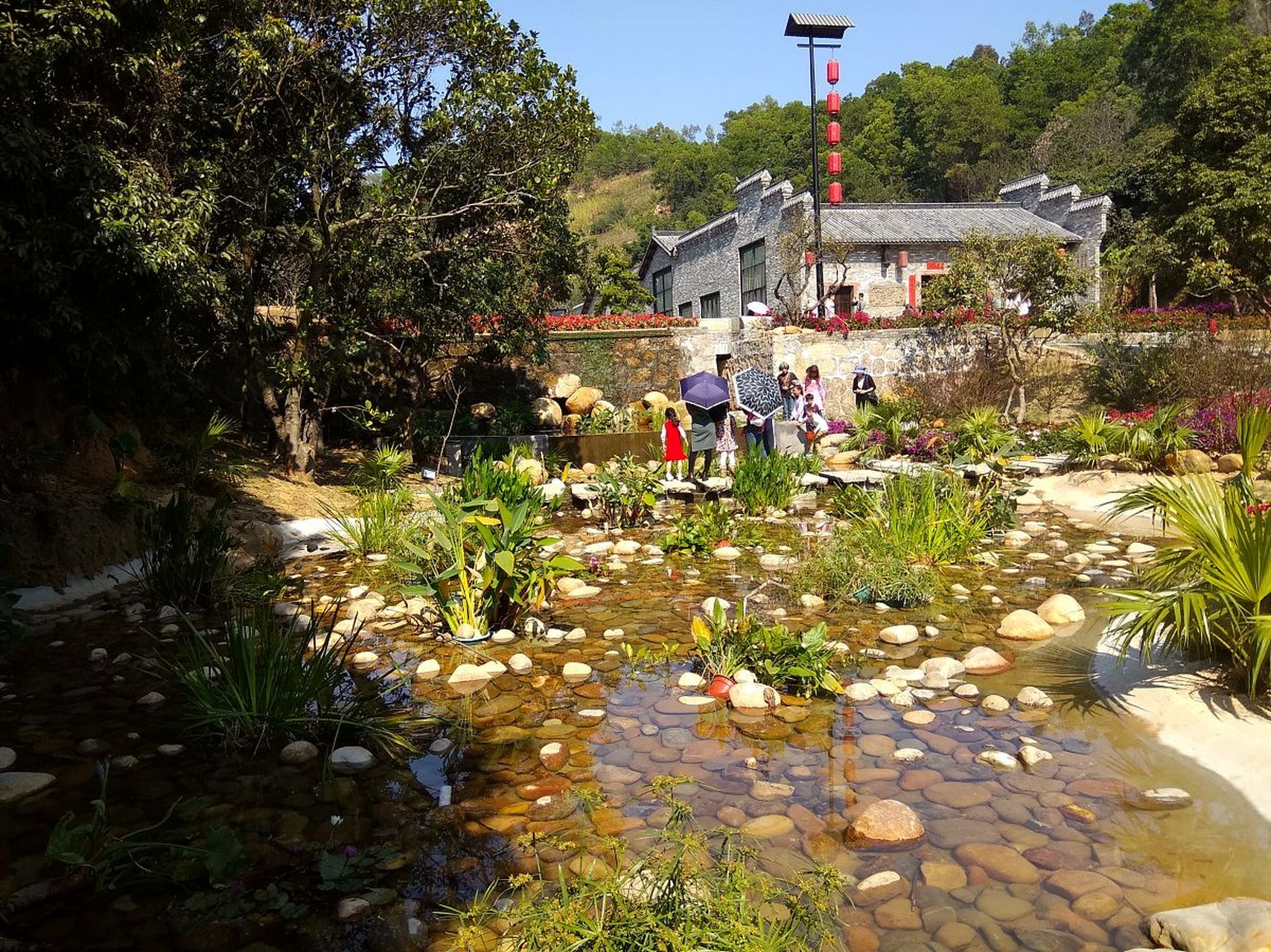 在广东溪头村旅游时,需要注意以下几点:  交通与安全: 溪头村交通便利