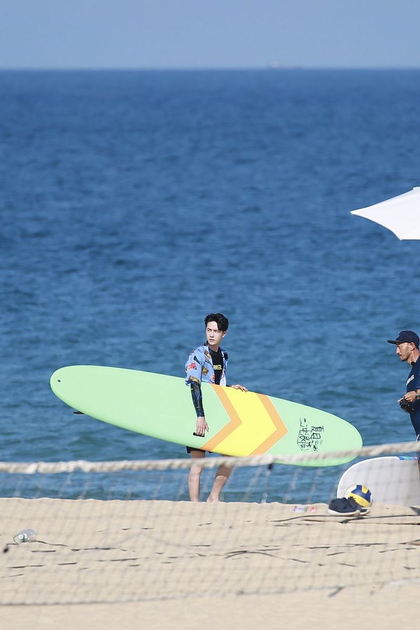 王一博会冲浪吗?看起来应该很凉爽吧!