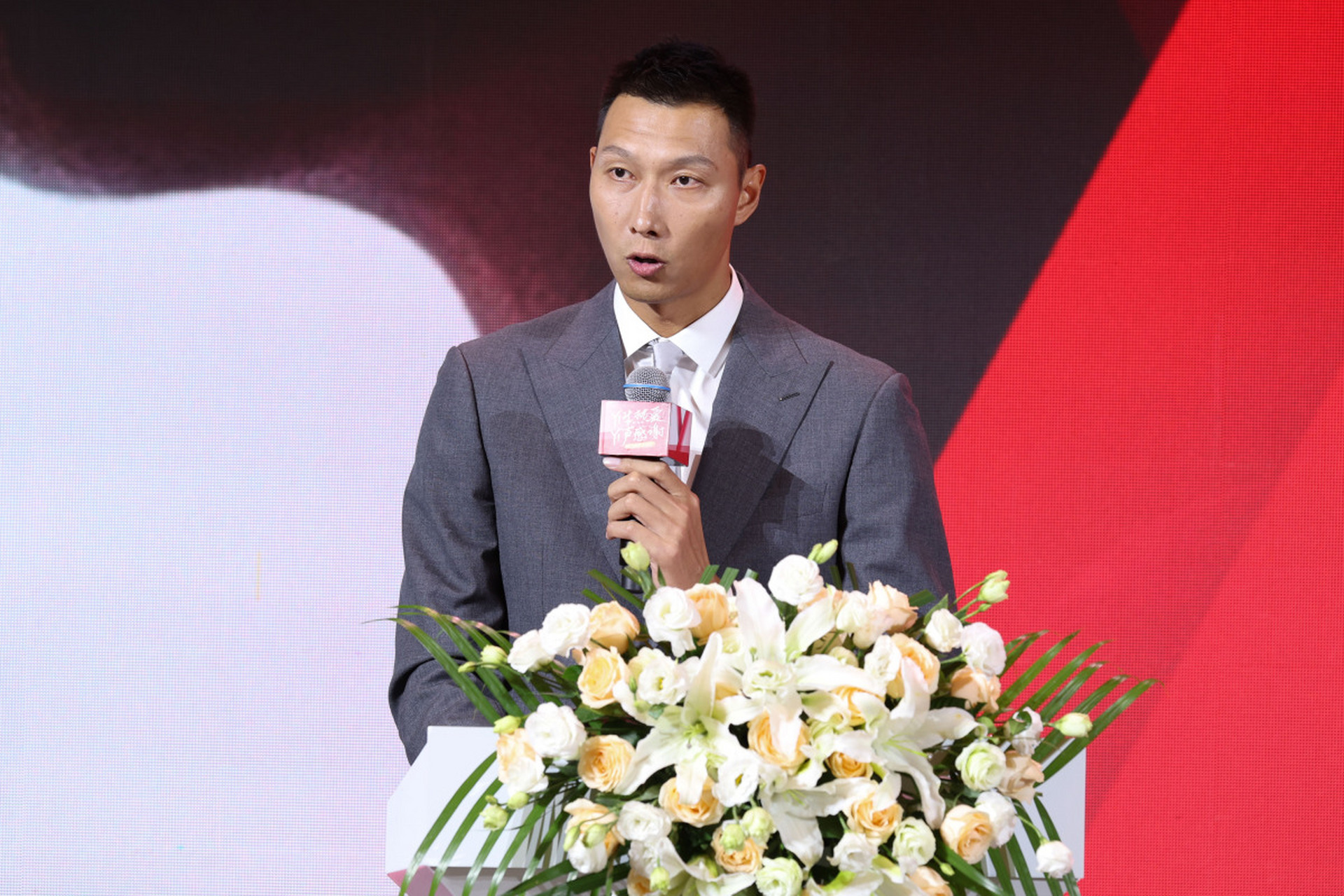 在众多篮球爱好者的瞩目下,中国篮球巨星易建联于近日庄重地举行了他