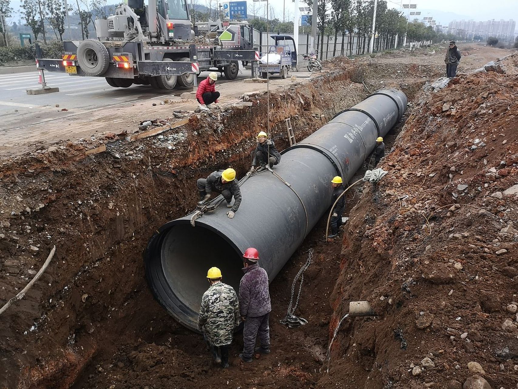 1,开挖沟槽的宽度是管道直径的2至3倍,确保施工空间充足.