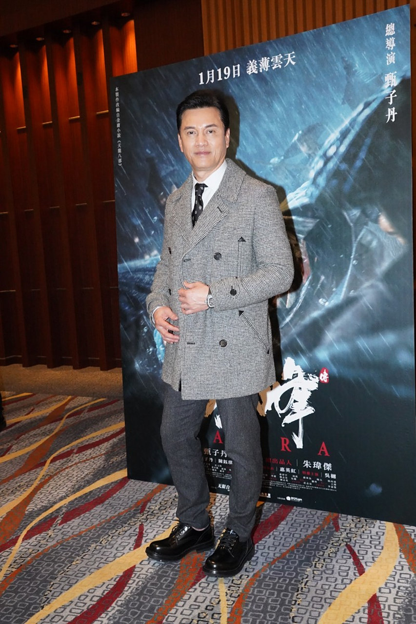 吕良伟最近在社交媒体上分享了一段视频,展示了他对武术的执着,并鼓励