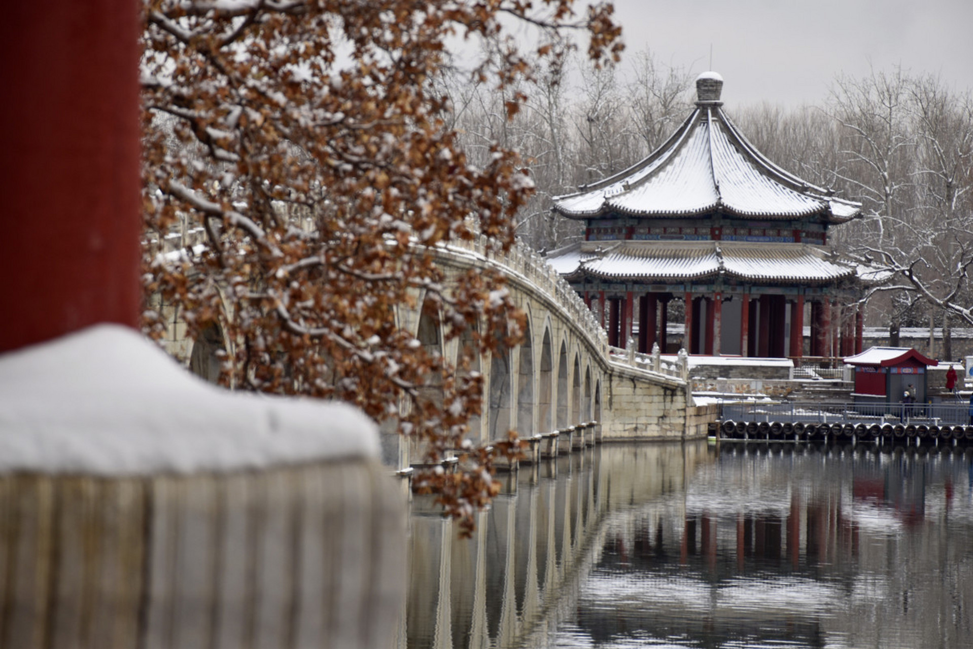 在这座繁华的城市里,雪后的北京仿佛变成了一幅水墨画,充满了诗意和
