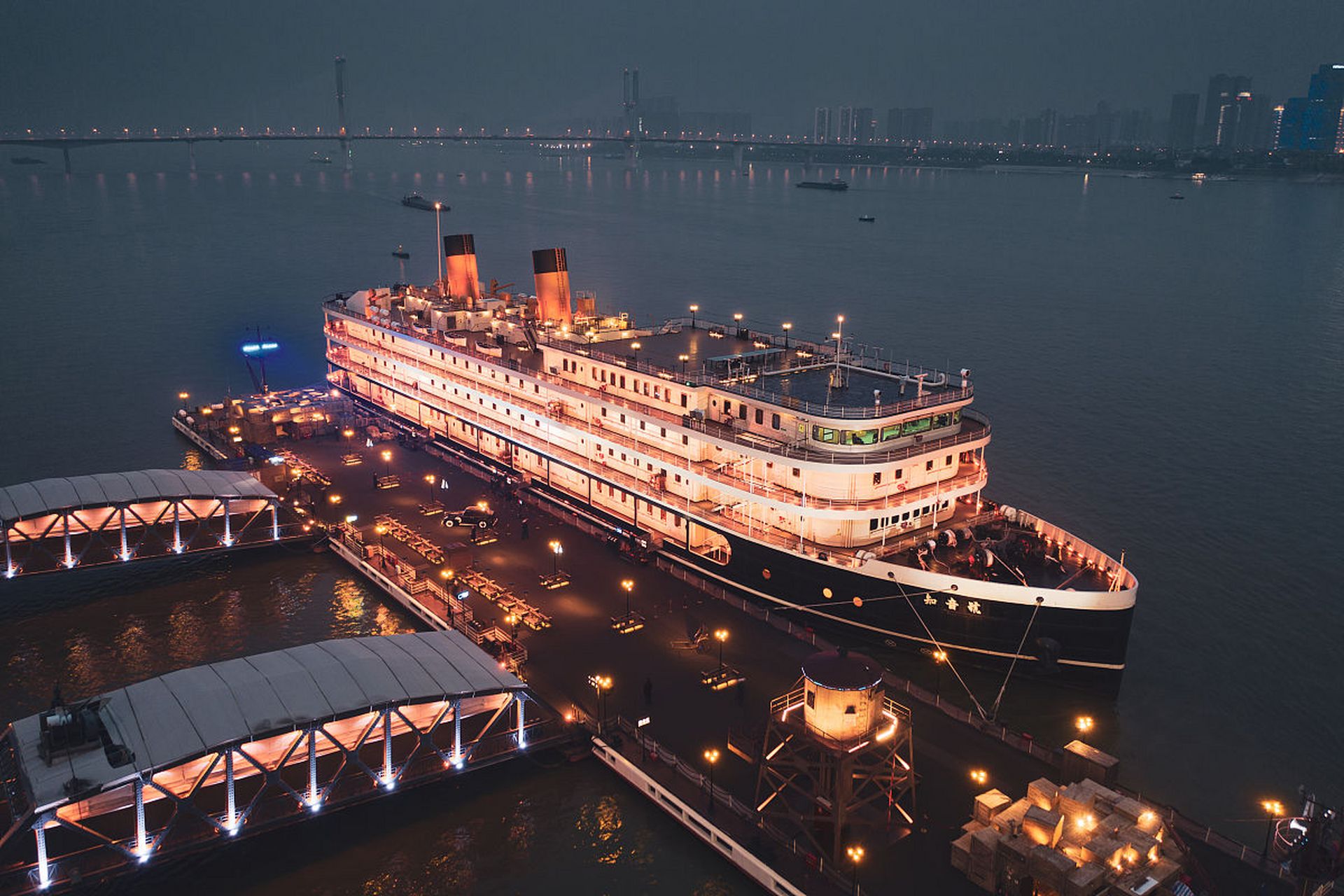 知音号是一艘豪华游轮,它于2023年夏天首次停靠在武汉.