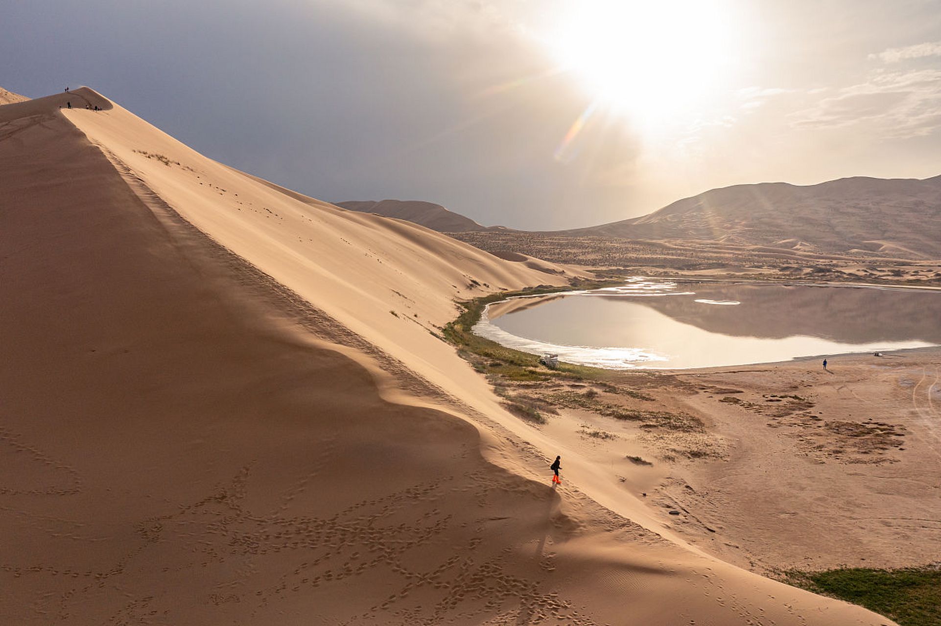 阿拉善盟位于内蒙古西部,是一个融合多种自然与文化景观的旅游胜地.