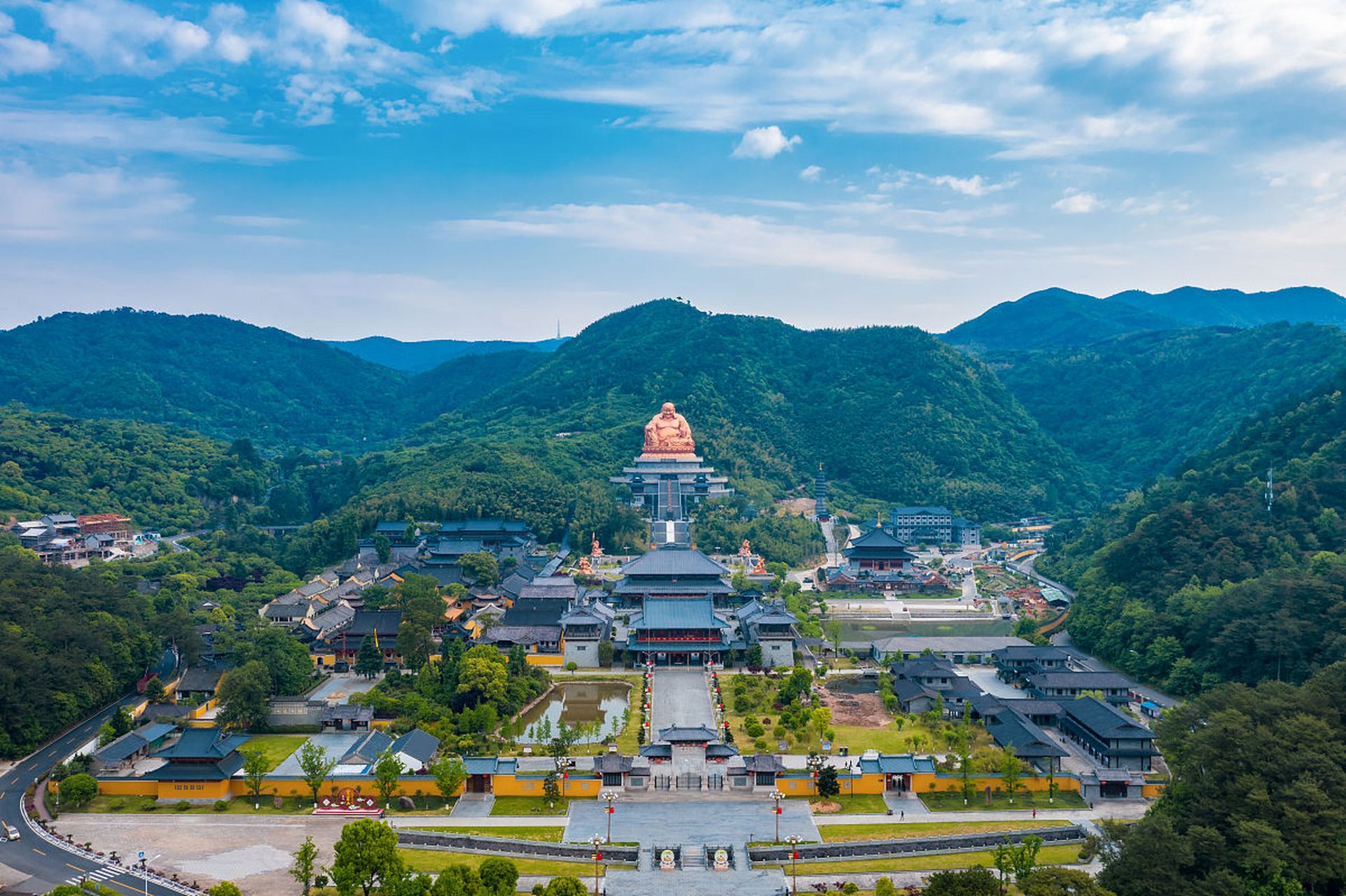 坐落在壮丽的雪窦山中,雪窦寺四面环山,九座山峰犹如"九龙抢珠",环境