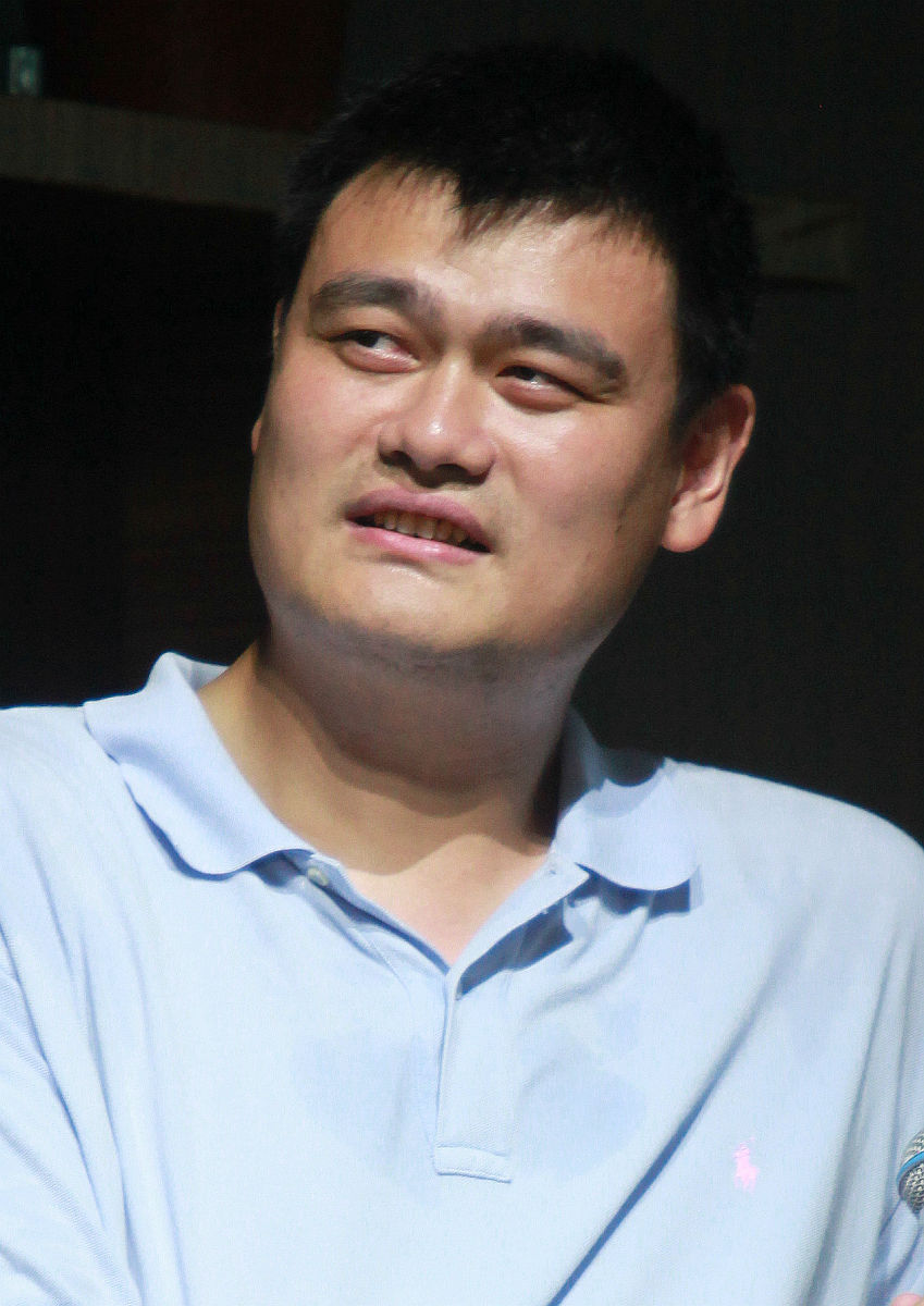 李宁问姚明离职后的生活重点,姚明竟以8个字"吃喝玩乐,游山玩水"轻松