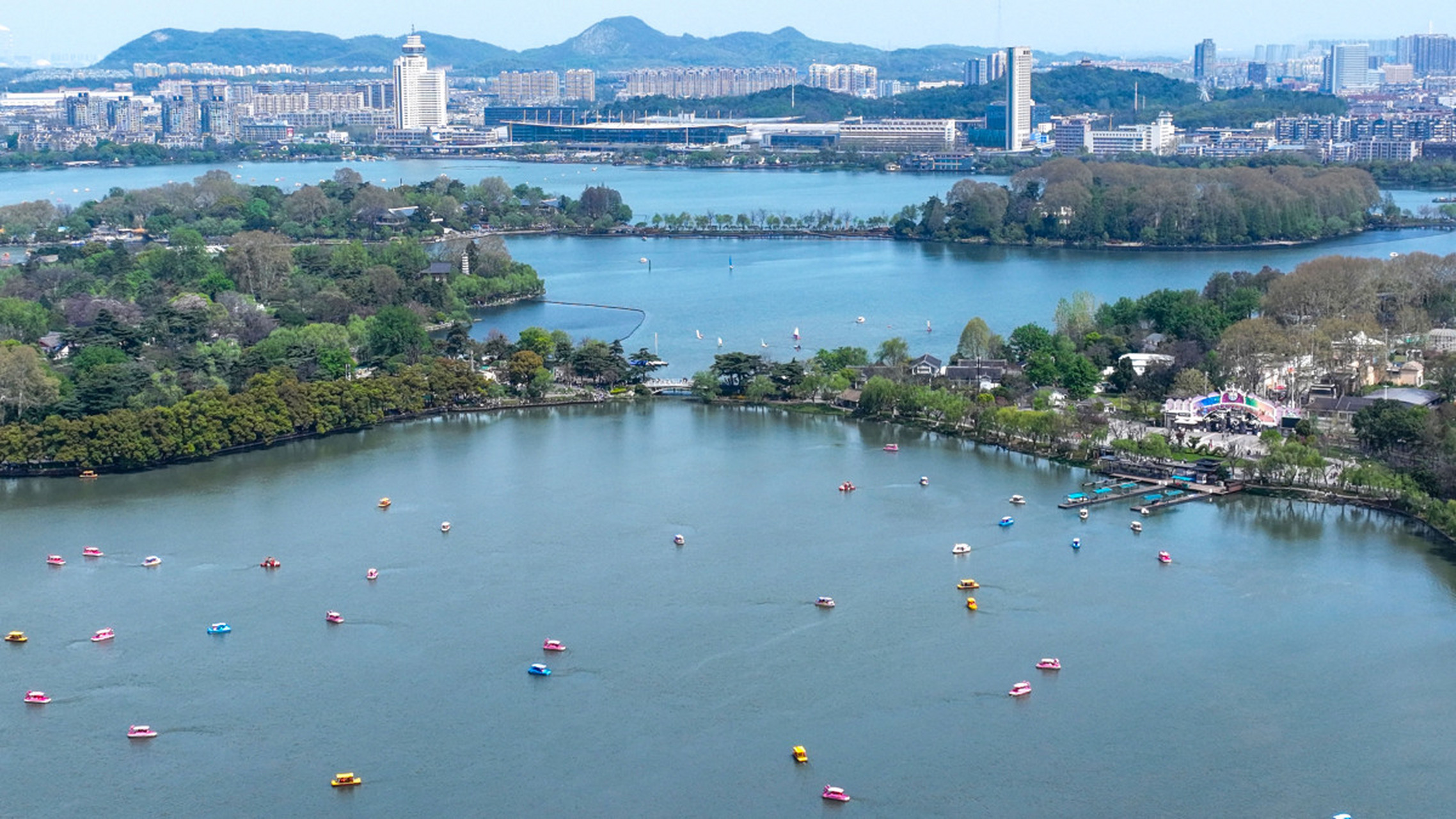 南京,历史古都,名胜古迹众多,如中山陵,明孝陵和夫子庙.
