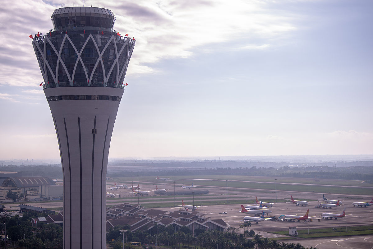 其中机场内的塔台管制员主要负责指挥飞机起飞和降落