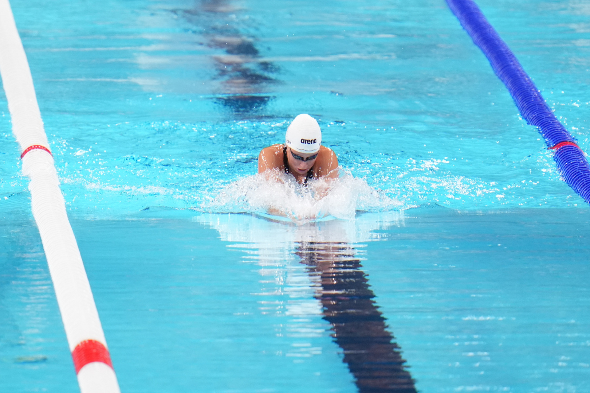 游泳作为一种全身性的低冲击运动,对于那些患有脊柱侧弯的人