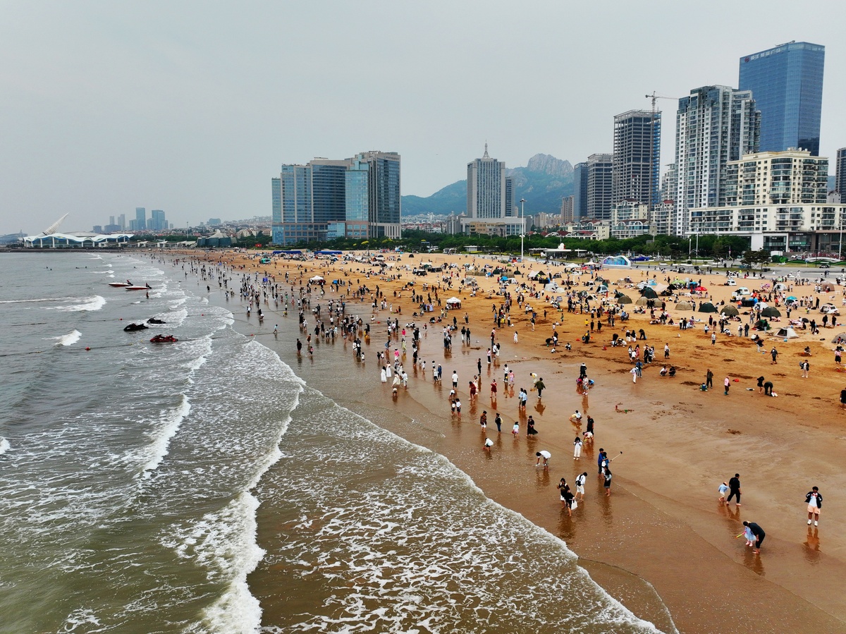 青岛第一海水浴场的浪花朵朵玩水嬉戏超欢乐