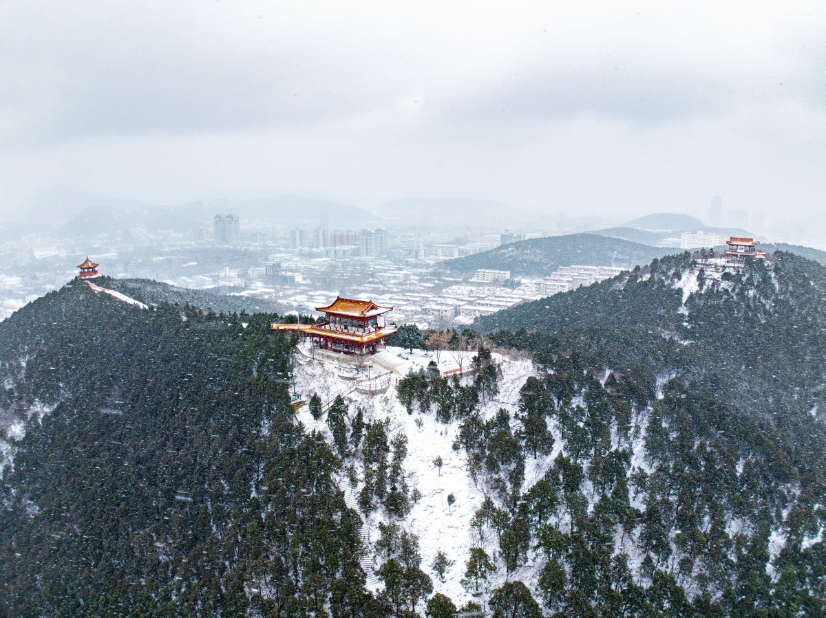 骊山,这座位于西安市临潼区的山丘,自古以来就有着深厚的文化底蕴和