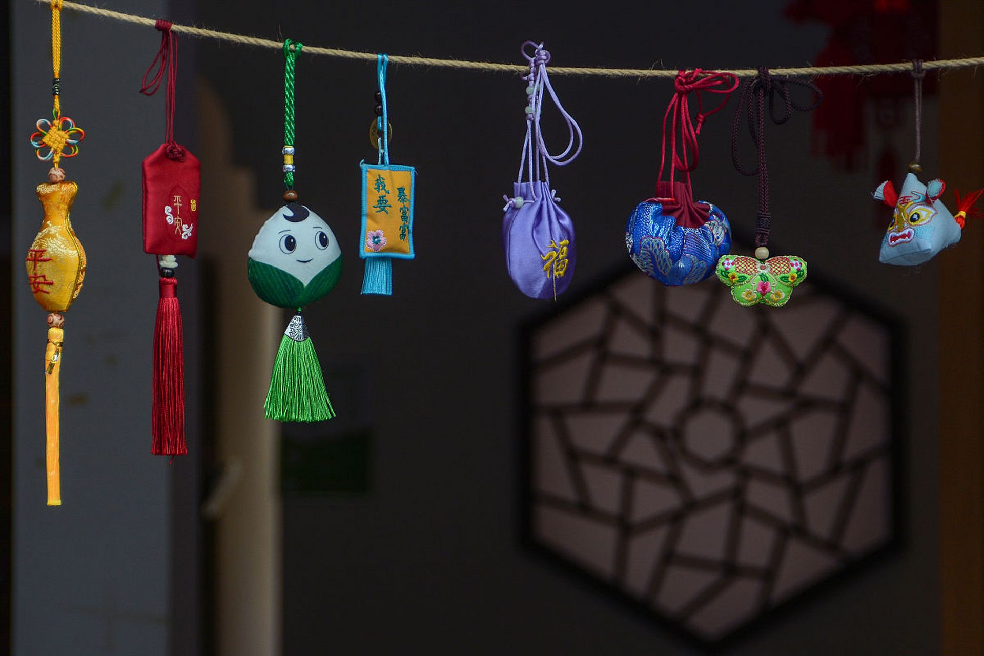 我记得往年端午节发的都是粽子.今年端午节终于换样了!