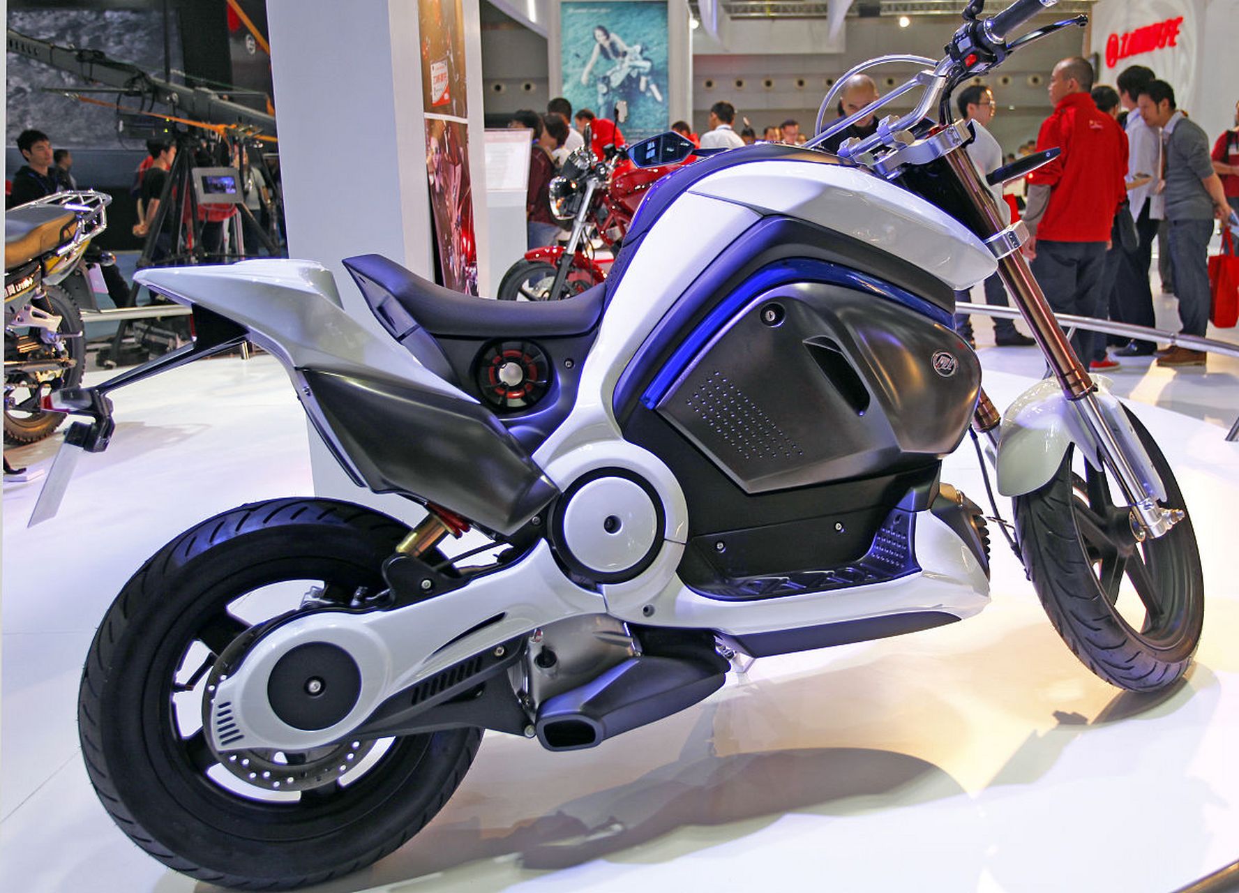 售价11990元的特斯拉cyberquad玩具摩托车在特斯拉中国官网,特斯拉