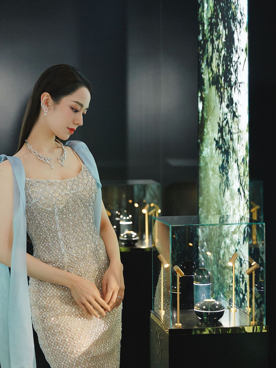 郎朗妻子吉娜的机场照曝光,三伏天气,她上身穿黑色长袖外套,搭了一条