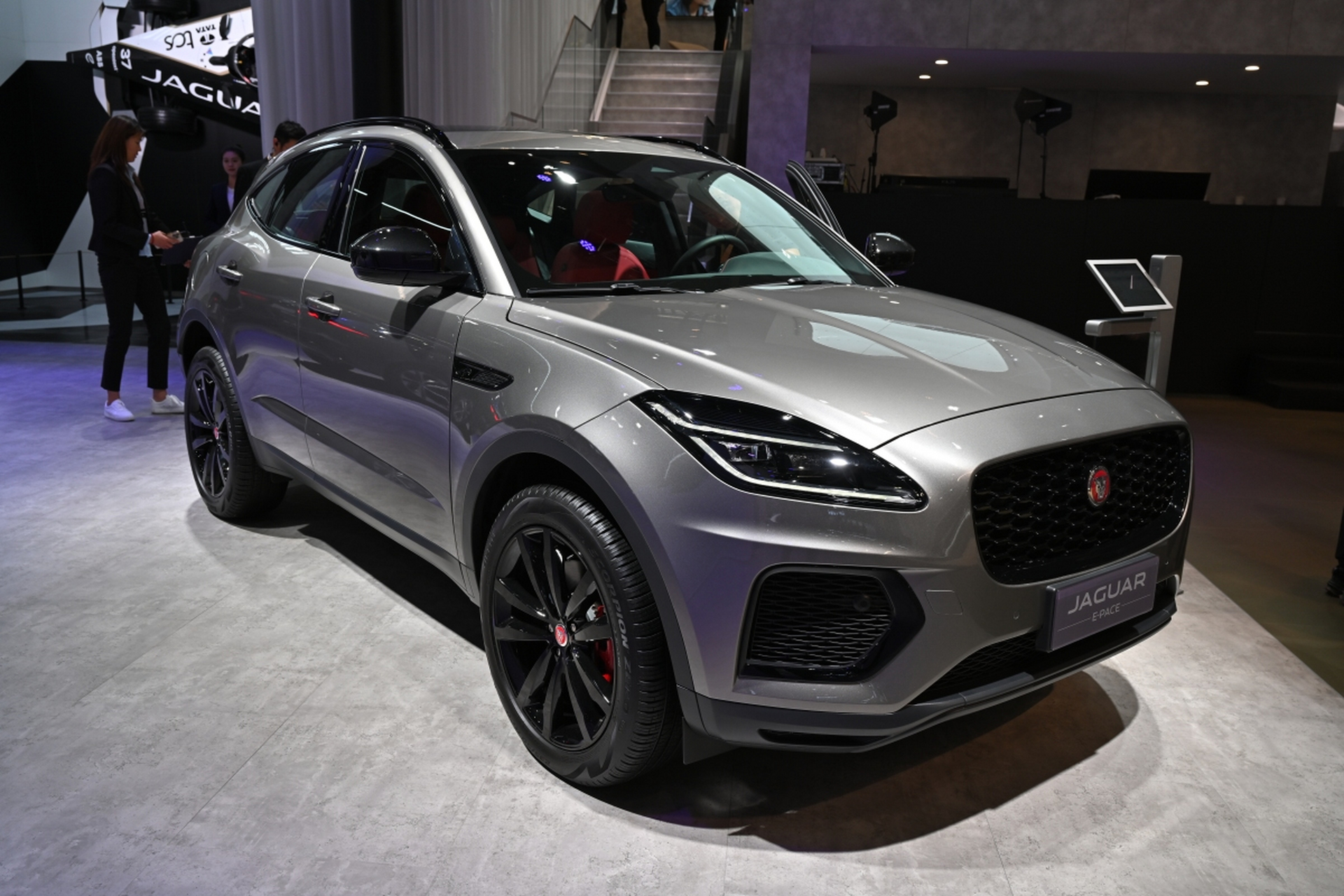 新款捷豹e-pace在外观设计上进行了全新打磨,整体线条更加流畅,造型