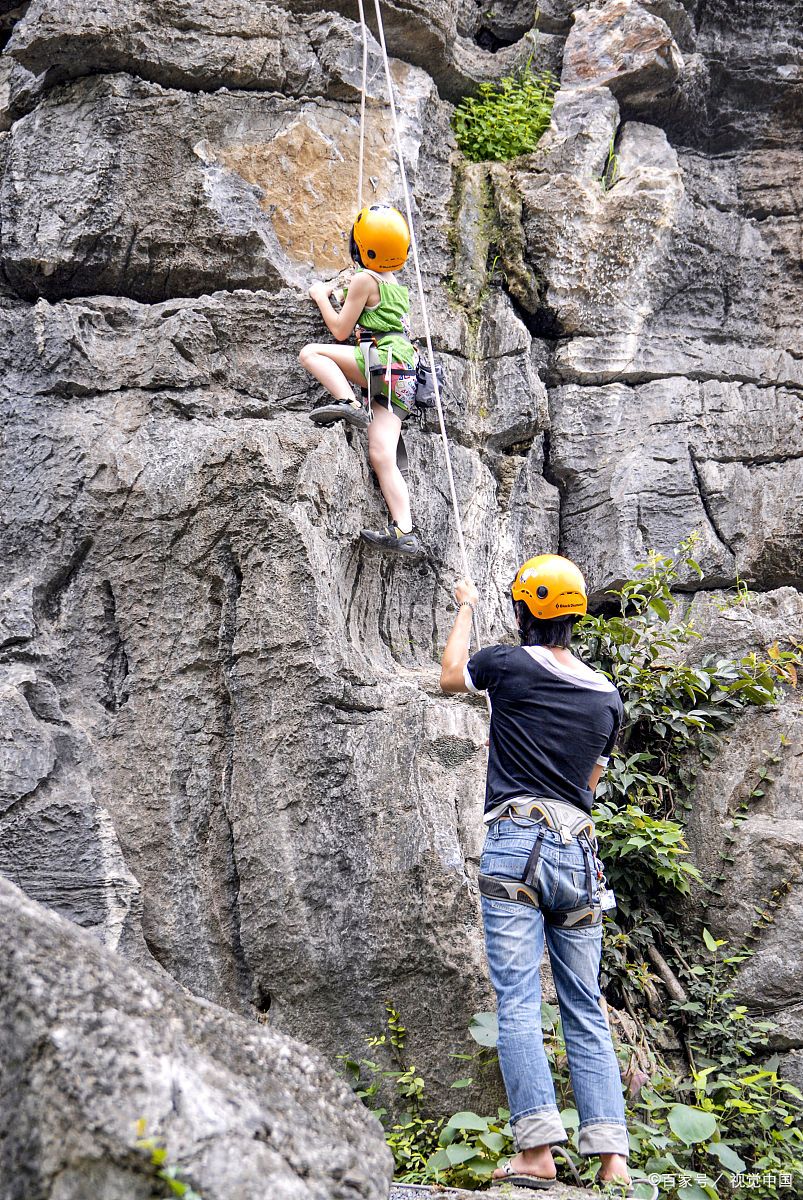 春天户外攀岩,既能锻炼身体,又能亲近自然.攀岩运动可增