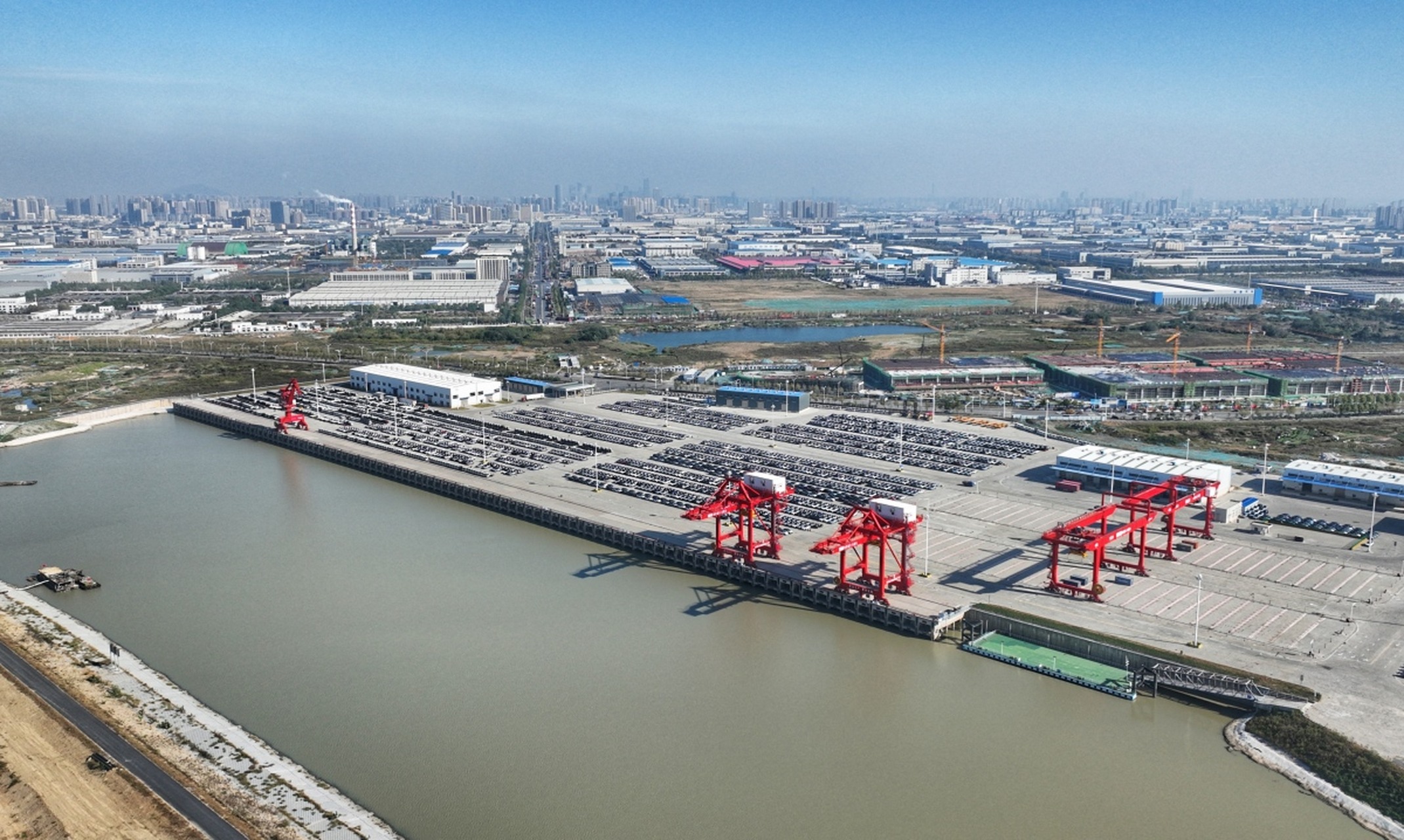 近日,备受关注的合肥派河港铁路物流基地,正式开工建设.