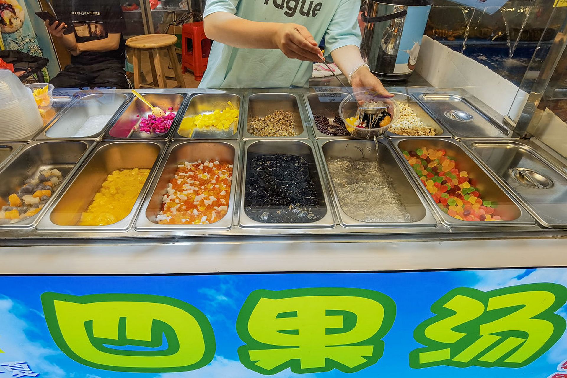 近日,太原市一家水果捞摊位因为卖家在骂人后被围观,遭到了群众的不满