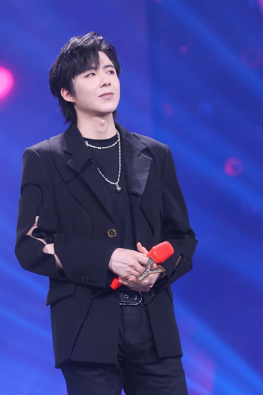 刘宇宁私下别的爱好不多,财富自由后跟人学着慢慢爱上了盘手串,通过