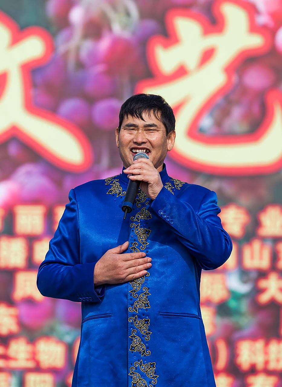 大衣哥朱之文,从农民歌手到乐坛巨星!面对争议和质疑他仍不忘初心.