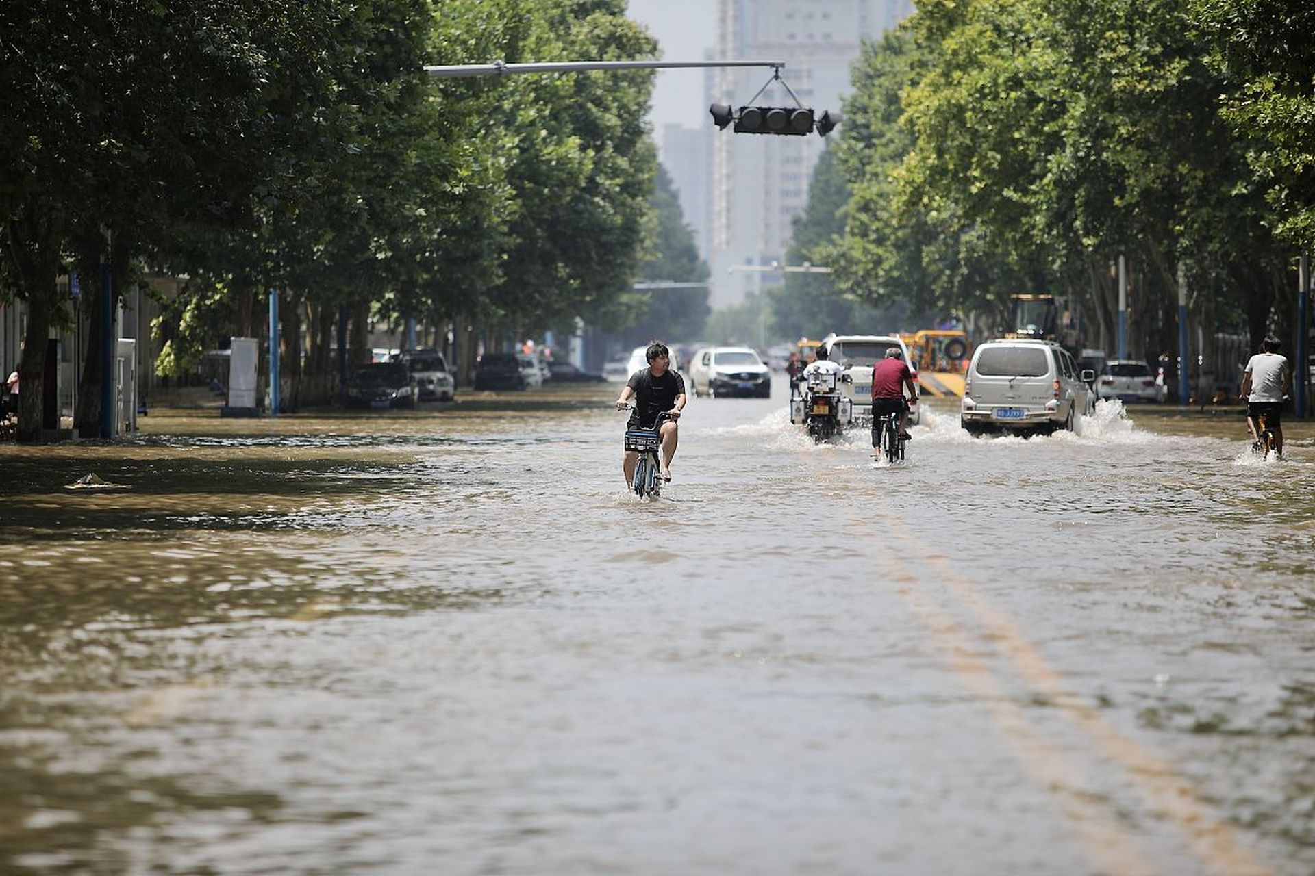 近日,河北省遭遇了一场百年一遇的特大暴雨洪水灾害.