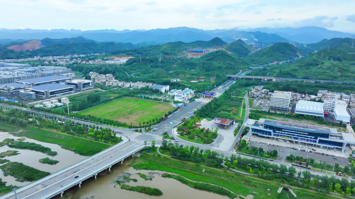 云南省师宗县简介: 师宗县,隶属云南省曲靖市,位于云南省东南部,属
