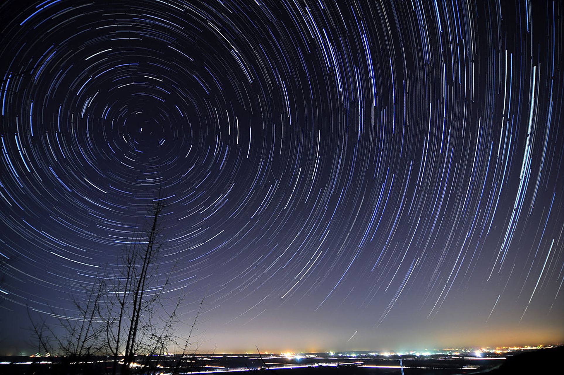 双子座流星雨将于12月15日凌晨在夜空中上演,是本年度最为壮观的一场