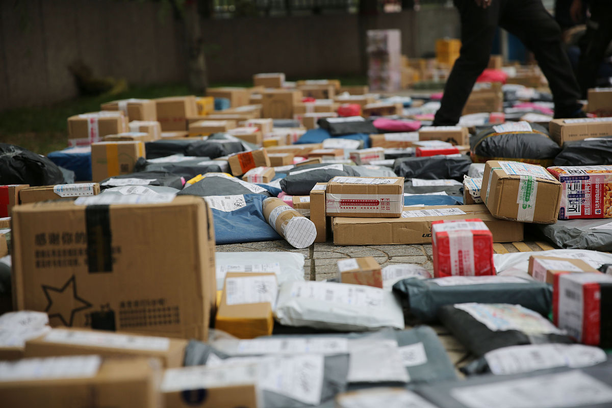 【海河之声】河西区梅江街 快递柜上街占便道 清走