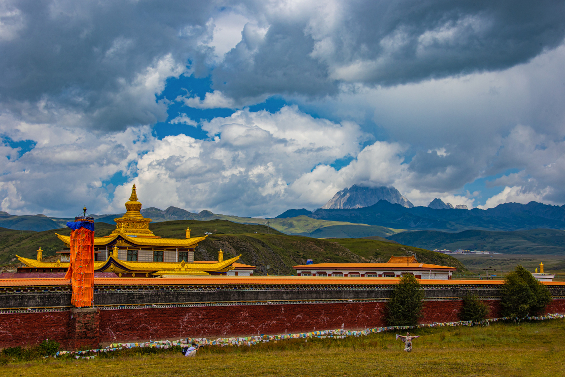 四川道孚县雅拉雪山是一座以雪山美景著称的旅游胜地,其观景台更是被