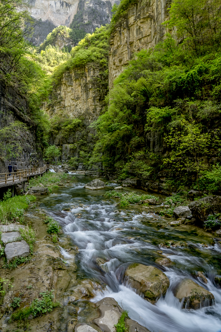 太行山大峡谷中,八道清泉宛如音乐交织,山峦与峡谷在光影间舞动,令人
