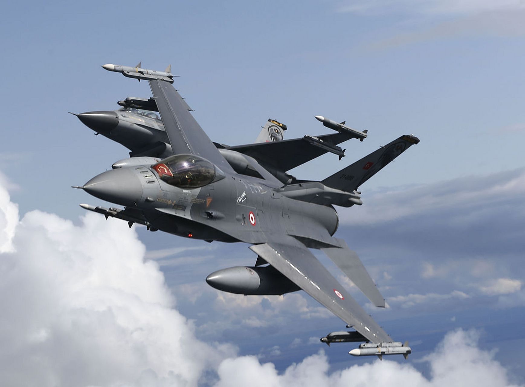 各位军哥看看美制f16战机的机械扫描雷达在雷达罩内如何工作的 an/apg