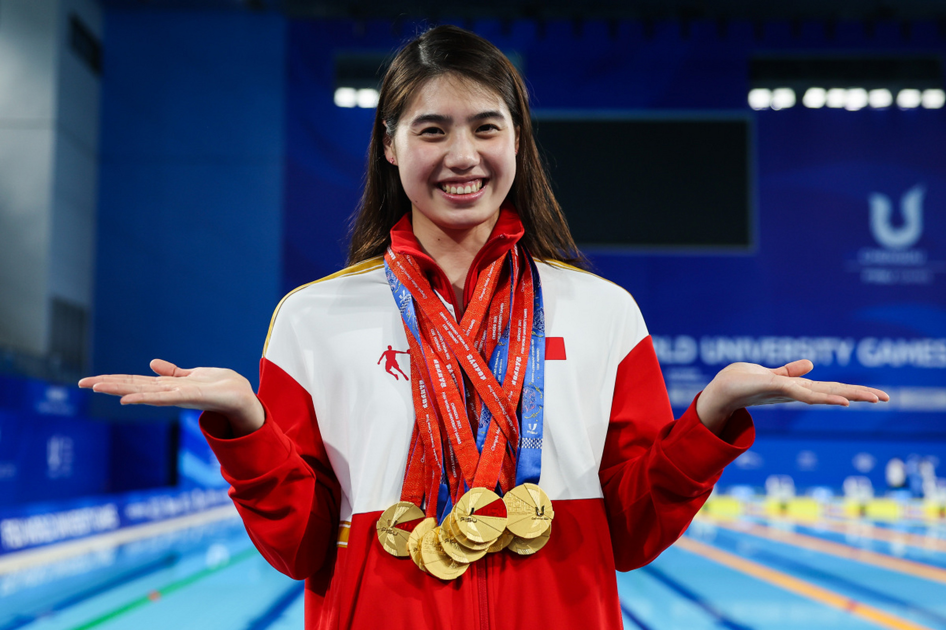张雨霏,这位霸气十足的游泳冠军,不仅在赛场上获得