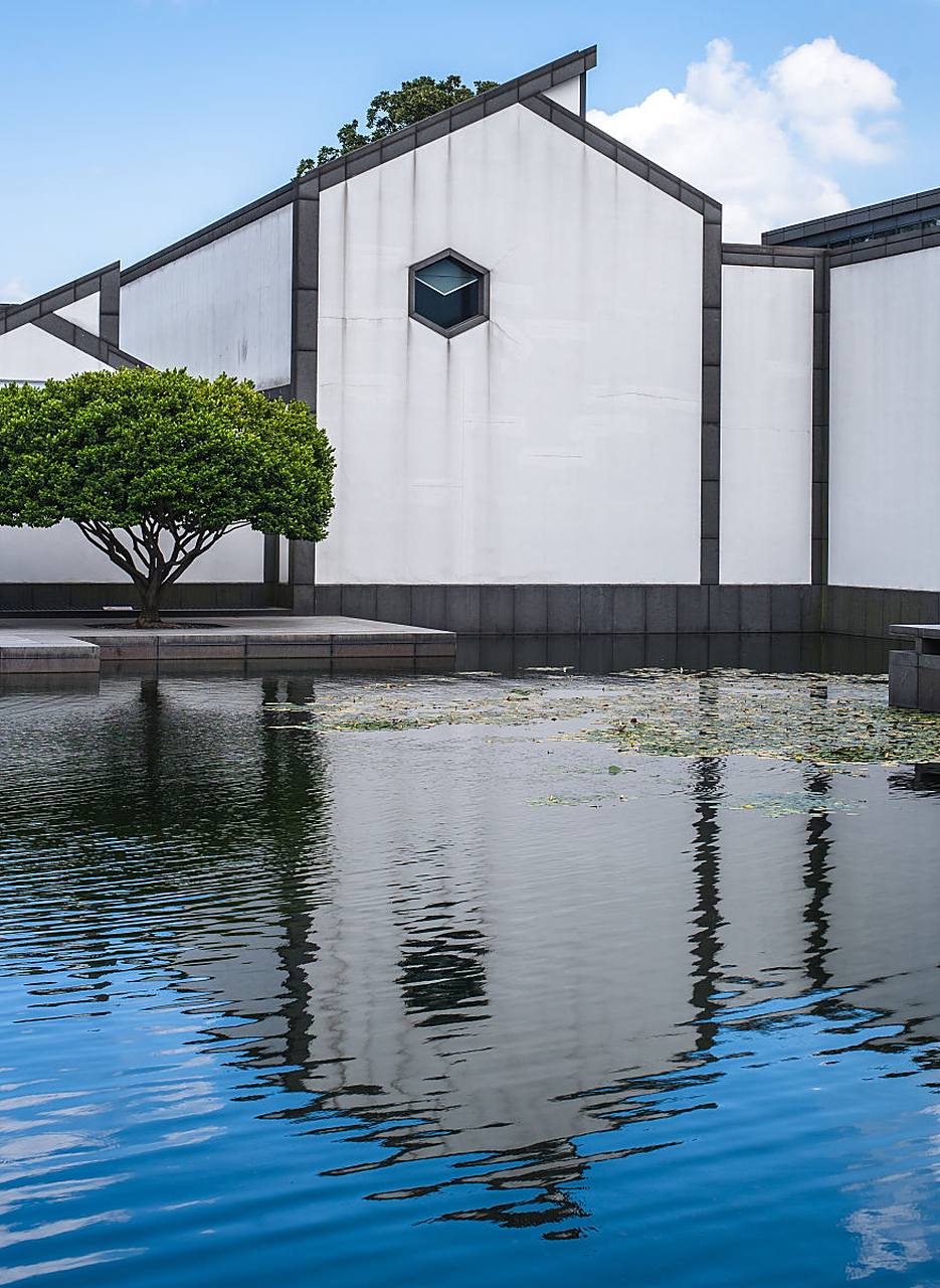 新馆融合苏州园林风格,由贝聿铭匠心设计,屋顶金字塔形天窗独具匠心.