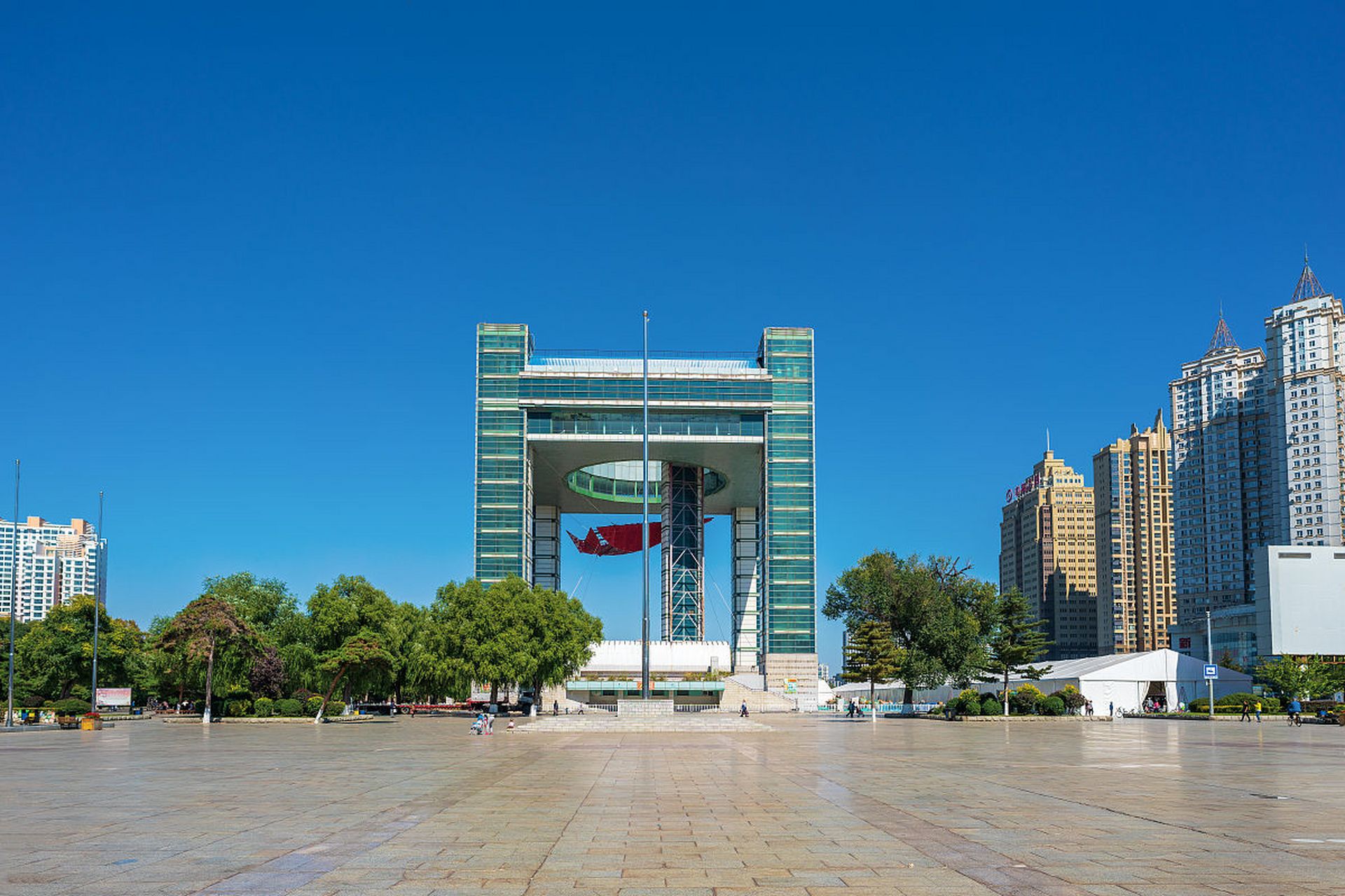 春季旅游吉林世纪广场中央矗立着一座雄伟的雕塑,象征着吉林市的繁荣