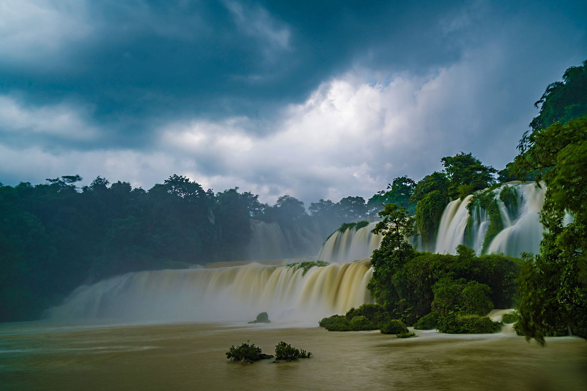 德天跨国瀑布 位于广西崇左市硕龙镇德天村,是亚洲第一,世界第四的