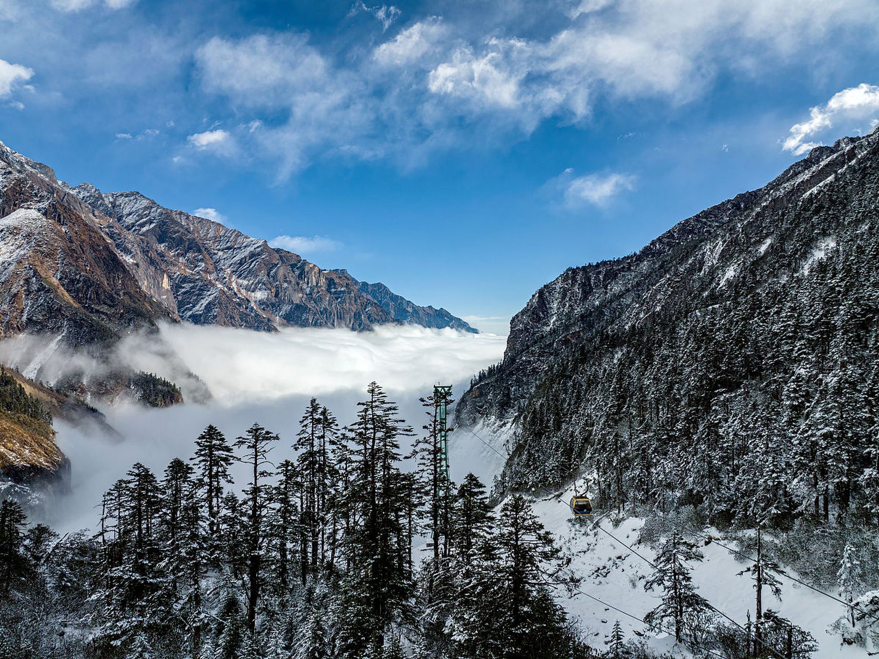 海螺沟位于四川省甘孜藏族自治州的泸定县内,是贡嘎山风景区和峨眉山