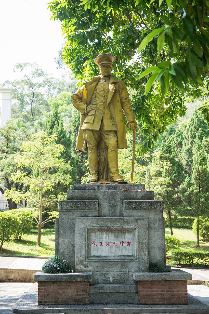 万峰湖红椿码头 万峰湖红椿码头位于兴义市万峰湖景区内,是马岭河的