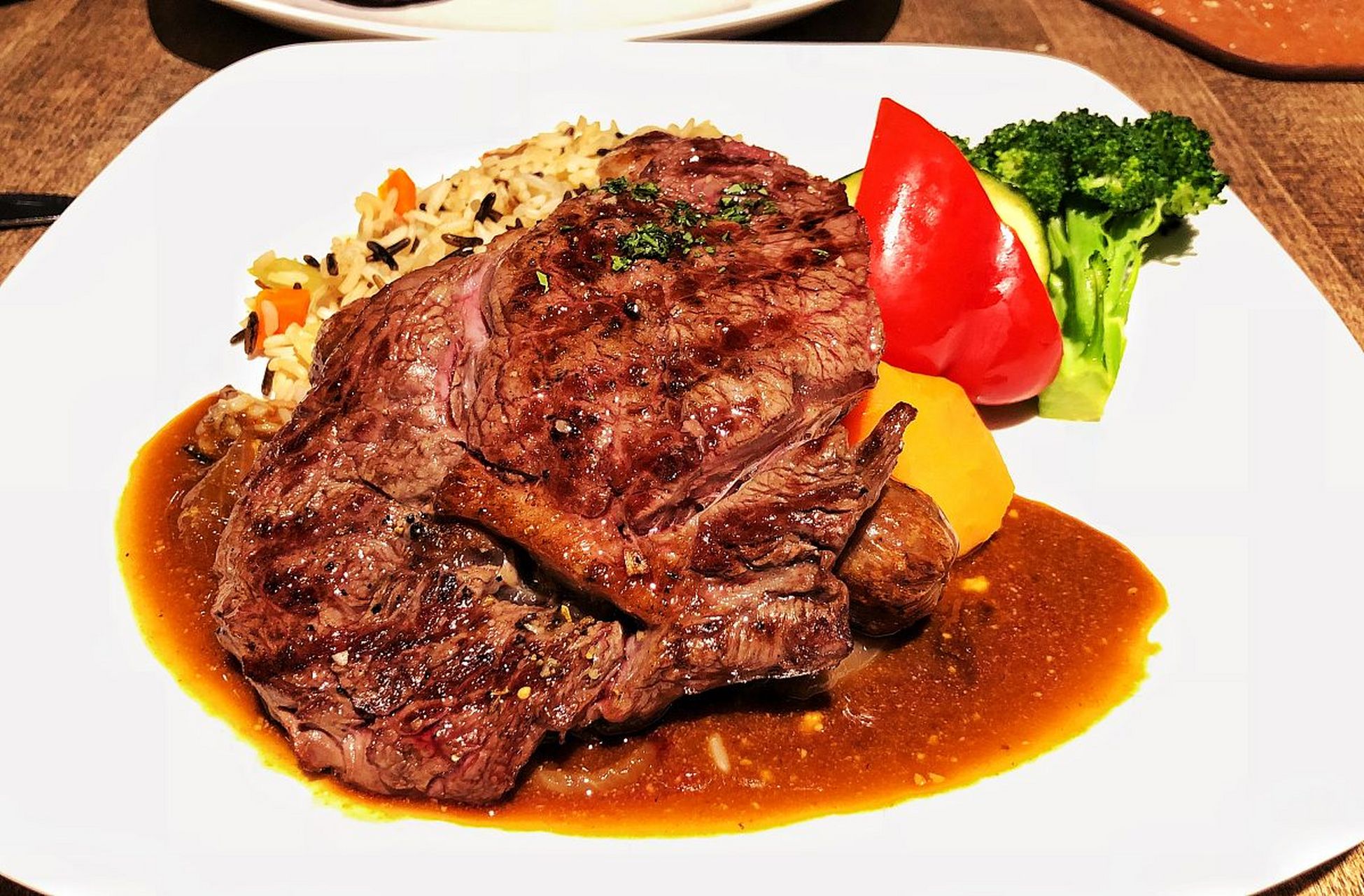 煎牛排是一道美味且营养丰富的西餐,选择优质牛排,腌制后煎至金黄色